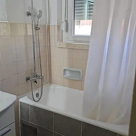 Bella Vista Apartment Split